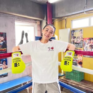 Nao Instagram - .
『あのクズを殴ってやりたいんだ』
3ヶ月間本当にありがとうございました。

練習中初めてスパーリングでパンチをもらった日、シャワーを浴びながら怖さと痛みと悔しさで泣いたのを覚えています。
ほこ美がボクシングに向き合う姿、海里への大きな愛を私の身体を通して伝えるためにやらなければならない事は沢山あるのに、追いついていないんじゃないかと不安になる日もありました。
でも、いつも現場に行くと支えてくれる皆がいました。
皆といると心から笑顔になれて、力が湧いてきて、強くなれました。
お一人お一人にどれだけ支えられたかを綴ると本にできちゃうくらい。
共演者の皆様、スタッフの皆様、そして応援してくださった視聴者の皆様、本当にありがとうございました😌
いつかまた皆とどこかで会えることを願って🥊

#あのクズを殴ってやりたいんだ！
#あのクズが大好きだ！