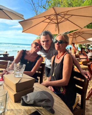 Naomi Watts Instagram - A perfect vacation in the sun. Thank you Barbados!! 🇧🇧 ♥️🏝️☀️🍹