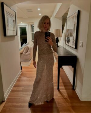 Naomi Watts Instagram - Some of my favorite lewks 👏👏
2025 pls bring some color!!

👗 @jeanannwilliams / @ashleyafriyie 

📷 @davis.bates / @gettyimages / @kopaloffphoto / @thestewartofny / @arturoholmesphotos / @wattsupphoto