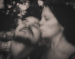 Natalia Lafourcade Instagram - Simple y bonito. ♥️ Hemos llegado a este día y con amor celebramos el calor de nuestro hogar. Infinitas razones por las cuales agradecer. Les deseo una feliz Navidad. De este lado, no me lo puedo creer, finalmente llegamos a casa. ¡GRACIAS VIDA! 🌲