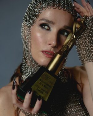 Natalia Oreiro Instagram - ⁣
Martín Fierro Ícono de Moda ✨

Muchas gracias por este reconocimiento. 
La primera imagen que recuerdo
soy yo a mis 8 años, sentada frente a la máquina de coser de mi abuela. 
Luego a mis 12, cuando como jovencita quería estar a la moda y no había posibilidad económica en casa, comencé a estudiar corte y confección para hacer mi ropa; sábanas, cortinas, acolchados, nada se salvaba de mis tijeras.
Hoy, agradezco esos comienzos, 
porque forjaron mi personalidad creativa. Y una búsqueda personal de no uniformarme.
Porque tener estilo es eso: 
es tener personalidad, y es intransferible.
La moda es una expresión y no tiene nada de frívolo.
Los que crean, son artesanos, son arquitectos, son artistas.
Gracias a todos los diseñadores que a lo largo de mi carrera me han acompañado.
Destacar hoy y siempre el trabajo conjunto de :
Maquilladores, peluqueros, estilistas, fotógrafos.
Todos son parte indispensable del resultado final.
Celebremos la moda Argentina!!

@ghoda.uy 
@_brunoimanol 
@luligemelli 
@karinacamporinomkp 
@sergio.lamensa
@ivaneventura 
@vivistallone 
@veronica.bonomo 
@liliparodiok