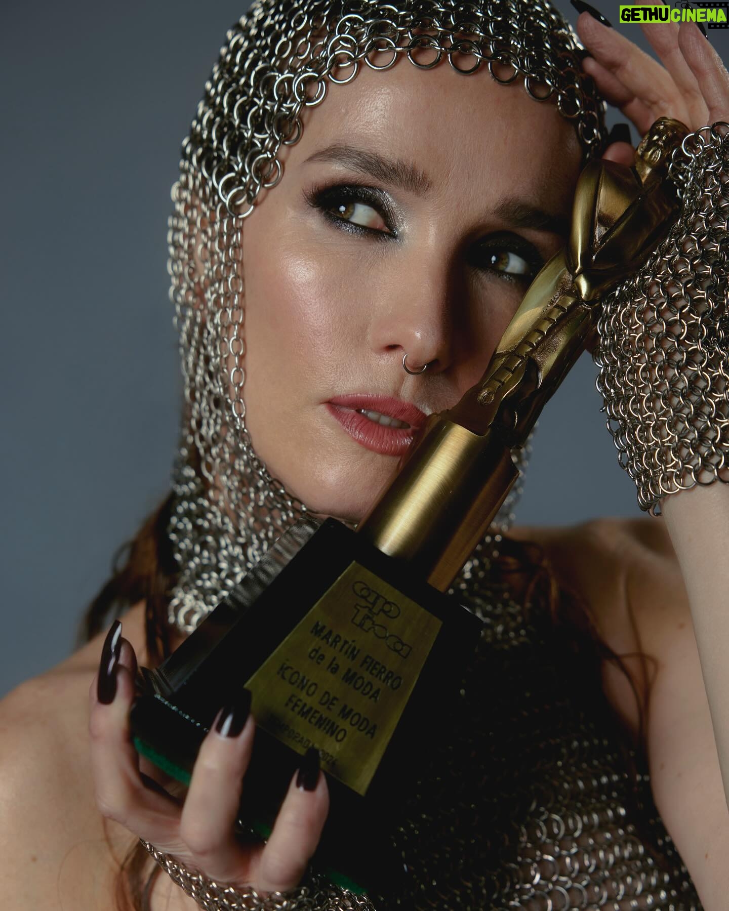 Natalia Oreiro - 114.3K Likes -
Martín Fierro Ícono de Moda ✨
Muchas gracias por este reconocimiento.
La primera imagen que recuerdo
soy yo a mis 8 años, sentada frente a la máquina de coser de mi abuela.
Luego a mis 12, cuando como jovencita quería estar a la moda y no había posibilidad económica en casa, comencé a estudiar corte y confección para hacer mi ropa; sábanas, cortinas, acolchados, nada se salvaba de mis tijeras.
Hoy, agradezco esos comienzos,
porque forjaron mi personalidad creativa. Y una búsqueda personal de no uniformarme.
Porque tener estilo es eso:
es tener personalidad, y es intransferible.
La moda es una expresión y no tiene nada de frívolo.
Los que crean, son artesanos, son arquitectos, son artistas.
Gracias a todos los diseñadores que a lo largo de mi carrera me han acompañado.
Destacar hoy y siempre el trabajo conjunto de :
Maquilladores, peluqueros, estilistas, fotógrafos.
Todos son parte indispensable del resultado final.
Celebremos la moda Argentina!!
@ghoda.uy
@_brunoimanol
@luligemelli
@karinacamporinomkp
@sergio.lamensa
@ivaneventura
@vivistallone
@veronica.bonomo
@liliparodiok