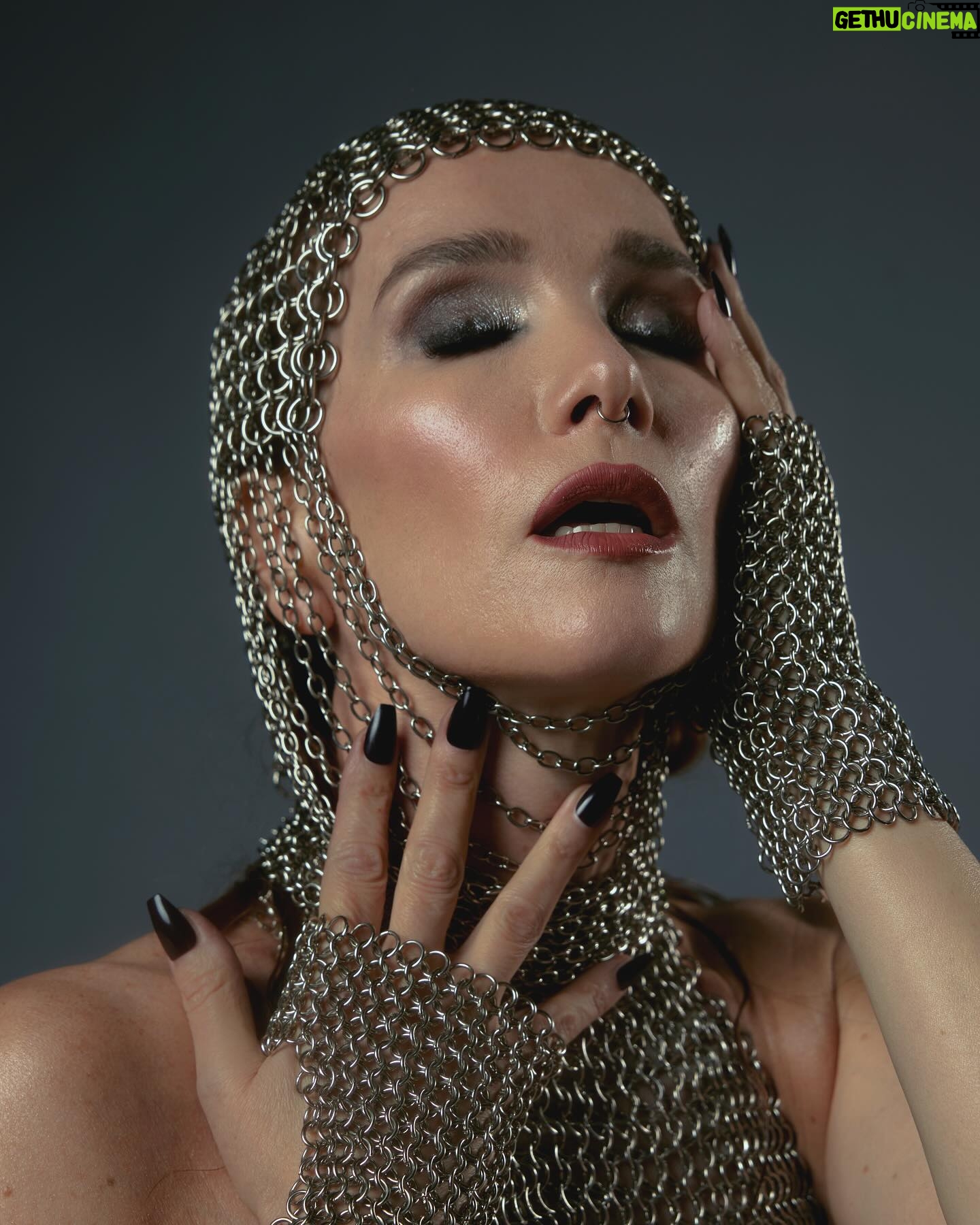 Natalia Oreiro - 114.3K Likes -
Martín Fierro Ícono de Moda ✨
Muchas gracias por este reconocimiento.
La primera imagen que recuerdo
soy yo a mis 8 años, sentada frente a la máquina de coser de mi abuela.
Luego a mis 12, cuando como jovencita quería estar a la moda y no había posibilidad económica en casa, comencé a estudiar corte y confección para hacer mi ropa; sábanas, cortinas, acolchados, nada se salvaba de mis tijeras.
Hoy, agradezco esos comienzos,
porque forjaron mi personalidad creativa. Y una búsqueda personal de no uniformarme.
Porque tener estilo es eso:
es tener personalidad, y es intransferible.
La moda es una expresión y no tiene nada de frívolo.
Los que crean, son artesanos, son arquitectos, son artistas.
Gracias a todos los diseñadores que a lo largo de mi carrera me han acompañado.
Destacar hoy y siempre el trabajo conjunto de :
Maquilladores, peluqueros, estilistas, fotógrafos.
Todos son parte indispensable del resultado final.
Celebremos la moda Argentina!!
@ghoda.uy
@_brunoimanol
@luligemelli
@karinacamporinomkp
@sergio.lamensa
@ivaneventura
@vivistallone
@veronica.bonomo
@liliparodiok