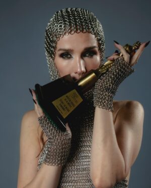 Natalia Oreiro Instagram - ⁣
Martín Fierro Ícono de Moda ✨

Muchas gracias por este reconocimiento. 
La primera imagen que recuerdo
soy yo a mis 8 años, sentada frente a la máquina de coser de mi abuela. 
Luego a mis 12, cuando como jovencita quería estar a la moda y no había posibilidad económica en casa, comencé a estudiar corte y confección para hacer mi ropa; sábanas, cortinas, acolchados, nada se salvaba de mis tijeras.
Hoy, agradezco esos comienzos, 
porque forjaron mi personalidad creativa. Y una búsqueda personal de no uniformarme.
Porque tener estilo es eso: 
es tener personalidad, y es intransferible.
La moda es una expresión y no tiene nada de frívolo.
Los que crean, son artesanos, son arquitectos, son artistas.
Gracias a todos los diseñadores que a lo largo de mi carrera me han acompañado.
Destacar hoy y siempre el trabajo conjunto de :
Maquilladores, peluqueros, estilistas, fotógrafos.
Todos son parte indispensable del resultado final.
Celebremos la moda Argentina!!

@ghoda.uy 
@_brunoimanol 
@luligemelli 
@karinacamporinomkp 
@sergio.lamensa
@ivaneventura 
@vivistallone 
@veronica.bonomo 
@liliparodiok