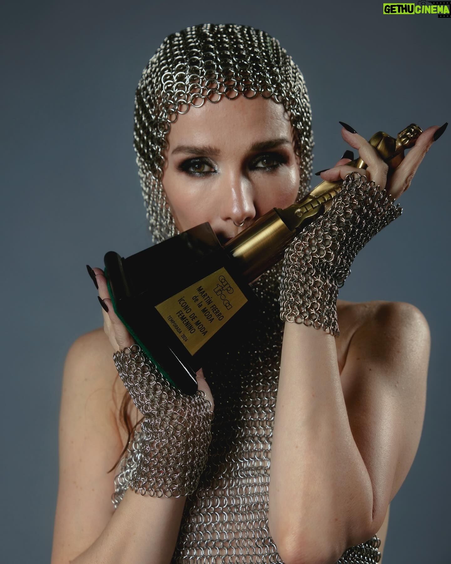 Natalia Oreiro - 114.3K Likes -
Martín Fierro Ícono de Moda ✨
Muchas gracias por este reconocimiento.
La primera imagen que recuerdo
soy yo a mis 8 años, sentada frente a la máquina de coser de mi abuela.
Luego a mis 12, cuando como jovencita quería estar a la moda y no había posibilidad económica en casa, comencé a estudiar corte y confección para hacer mi ropa; sábanas, cortinas, acolchados, nada se salvaba de mis tijeras.
Hoy, agradezco esos comienzos,
porque forjaron mi personalidad creativa. Y una búsqueda personal de no uniformarme.
Porque tener estilo es eso:
es tener personalidad, y es intransferible.
La moda es una expresión y no tiene nada de frívolo.
Los que crean, son artesanos, son arquitectos, son artistas.
Gracias a todos los diseñadores que a lo largo de mi carrera me han acompañado.
Destacar hoy y siempre el trabajo conjunto de :
Maquilladores, peluqueros, estilistas, fotógrafos.
Todos son parte indispensable del resultado final.
Celebremos la moda Argentina!!
@ghoda.uy
@_brunoimanol
@luligemelli
@karinacamporinomkp
@sergio.lamensa
@ivaneventura
@vivistallone
@veronica.bonomo
@liliparodiok