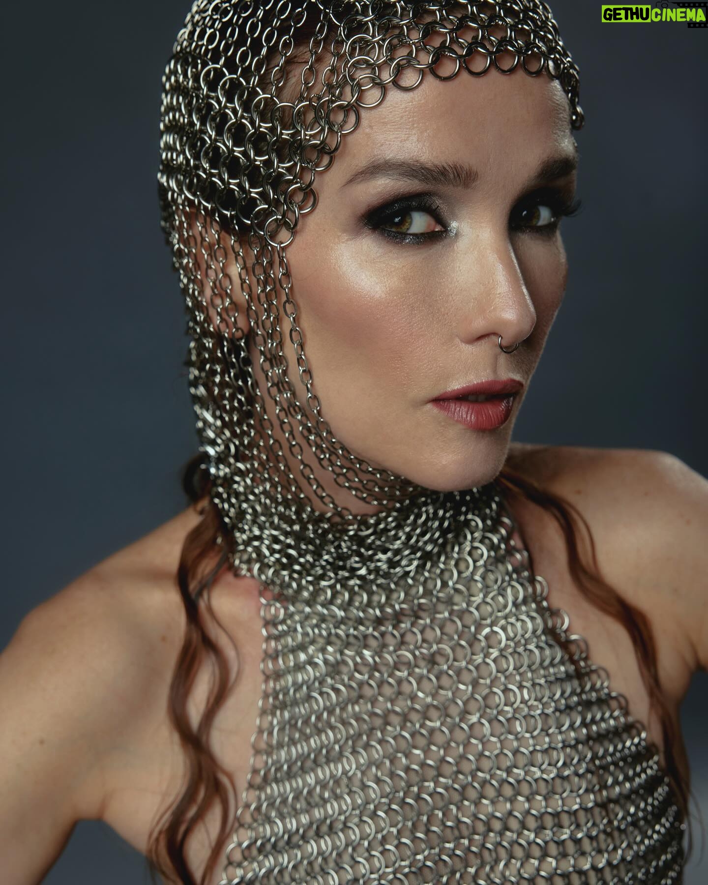 Natalia Oreiro - 114.3K Likes -
Martín Fierro Ícono de Moda ✨
Muchas gracias por este reconocimiento.
La primera imagen que recuerdo
soy yo a mis 8 años, sentada frente a la máquina de coser de mi abuela.
Luego a mis 12, cuando como jovencita quería estar a la moda y no había posibilidad económica en casa, comencé a estudiar corte y confección para hacer mi ropa; sábanas, cortinas, acolchados, nada se salvaba de mis tijeras.
Hoy, agradezco esos comienzos,
porque forjaron mi personalidad creativa. Y una búsqueda personal de no uniformarme.
Porque tener estilo es eso:
es tener personalidad, y es intransferible.
La moda es una expresión y no tiene nada de frívolo.
Los que crean, son artesanos, son arquitectos, son artistas.
Gracias a todos los diseñadores que a lo largo de mi carrera me han acompañado.
Destacar hoy y siempre el trabajo conjunto de :
Maquilladores, peluqueros, estilistas, fotógrafos.
Todos son parte indispensable del resultado final.
Celebremos la moda Argentina!!
@ghoda.uy
@_brunoimanol
@luligemelli
@karinacamporinomkp
@sergio.lamensa
@ivaneventura
@vivistallone
@veronica.bonomo
@liliparodiok