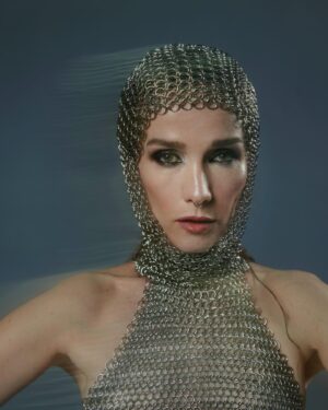 Natalia Oreiro Instagram - ⁣
Martín Fierro Ícono de Moda ✨

Muchas gracias por este reconocimiento. 
La primera imagen que recuerdo
soy yo a mis 8 años, sentada frente a la máquina de coser de mi abuela. 
Luego a mis 12, cuando como jovencita quería estar a la moda y no había posibilidad económica en casa, comencé a estudiar corte y confección para hacer mi ropa; sábanas, cortinas, acolchados, nada se salvaba de mis tijeras.
Hoy, agradezco esos comienzos, 
porque forjaron mi personalidad creativa. Y una búsqueda personal de no uniformarme.
Porque tener estilo es eso: 
es tener personalidad, y es intransferible.
La moda es una expresión y no tiene nada de frívolo.
Los que crean, son artesanos, son arquitectos, son artistas.
Gracias a todos los diseñadores que a lo largo de mi carrera me han acompañado.
Destacar hoy y siempre el trabajo conjunto de :
Maquilladores, peluqueros, estilistas, fotógrafos.
Todos son parte indispensable del resultado final.
Celebremos la moda Argentina!!

@ghoda.uy 
@_brunoimanol 
@luligemelli 
@karinacamporinomkp 
@sergio.lamensa
@ivaneventura 
@vivistallone 
@veronica.bonomo 
@liliparodiok