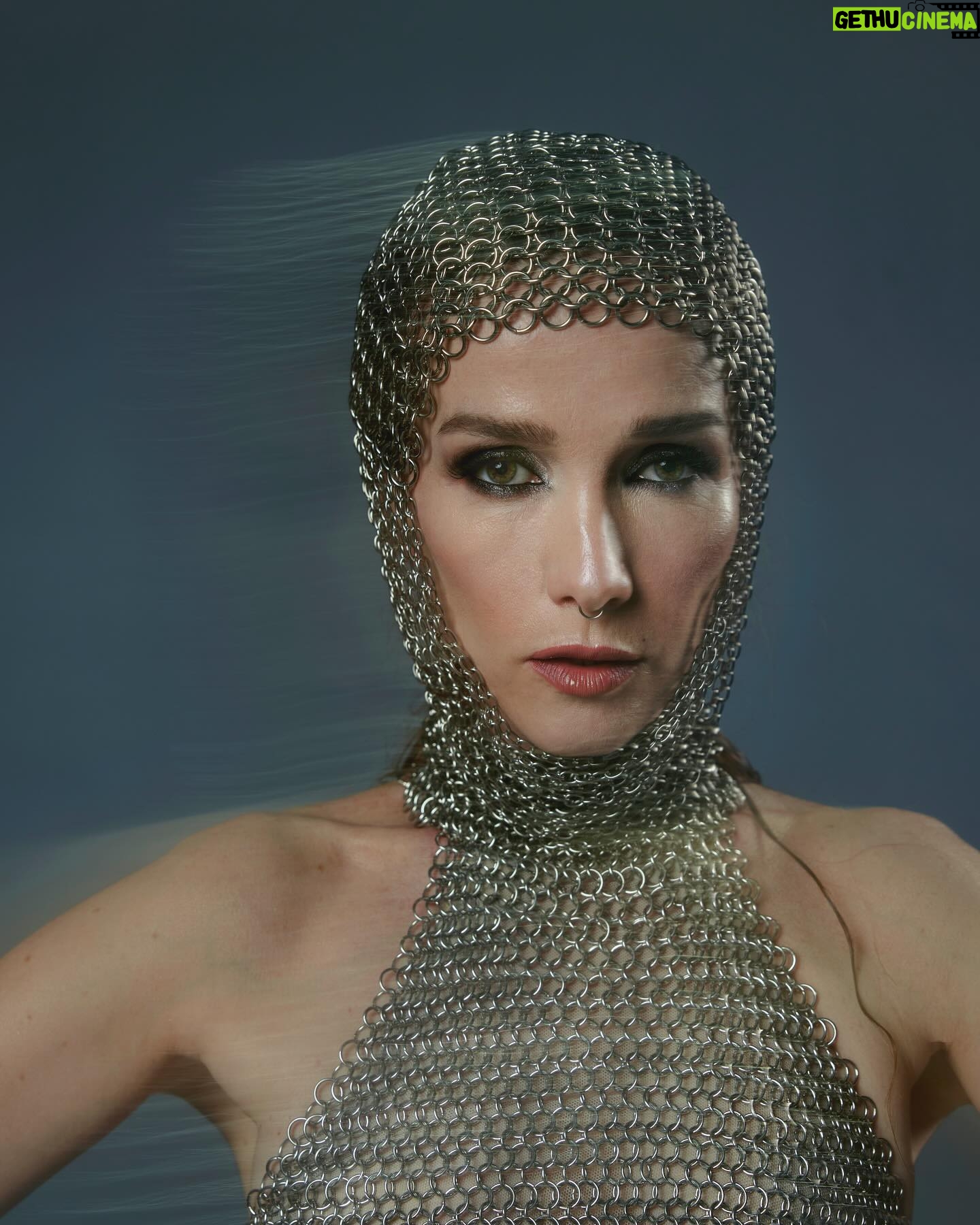 Natalia Oreiro - 114.3K Likes -
Martín Fierro Ícono de Moda ✨
Muchas gracias por este reconocimiento.
La primera imagen que recuerdo
soy yo a mis 8 años, sentada frente a la máquina de coser de mi abuela.
Luego a mis 12, cuando como jovencita quería estar a la moda y no había posibilidad económica en casa, comencé a estudiar corte y confección para hacer mi ropa; sábanas, cortinas, acolchados, nada se salvaba de mis tijeras.
Hoy, agradezco esos comienzos,
porque forjaron mi personalidad creativa. Y una búsqueda personal de no uniformarme.
Porque tener estilo es eso:
es tener personalidad, y es intransferible.
La moda es una expresión y no tiene nada de frívolo.
Los que crean, son artesanos, son arquitectos, son artistas.
Gracias a todos los diseñadores que a lo largo de mi carrera me han acompañado.
Destacar hoy y siempre el trabajo conjunto de :
Maquilladores, peluqueros, estilistas, fotógrafos.
Todos son parte indispensable del resultado final.
Celebremos la moda Argentina!!
@ghoda.uy
@_brunoimanol
@luligemelli
@karinacamporinomkp
@sergio.lamensa
@ivaneventura
@vivistallone
@veronica.bonomo
@liliparodiok