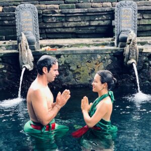 Natalia Reyes Instagram - 15 AÑOS, QUINCE AÑOS! Desde que nos conocimos aquí en Cartagena han pasado 5.478 días de caminar juntos, de crecer, de aprender, de luchar, de viajar.. una hija, muchas mascotas, aventuras, sueños y negocios después.. ACÁ SEGUIMOS y eso es digno de celebrar. 
@juanpssv eres el ser más fascinante que conozco, creativo, trabajador, divertido, sensible, consciente, TE AMO INFINITO ♾️
#VivaLaVida 

•

15 YEARS, FIFTEEN YEARS! Since we met here in Cartagena, 5,478 days have passed of walking together, of growing, of learning, of fighting, of traveling... a daughter, many pets, adventures, dreams and businesses later... WE ARE STILL HERE and that is worth celebrating. 
@juanpssv you are the most fascinating person I know, creative, hard-working, fun, sensitive, conscious, I LOVE YOU INFINITELY ♾️