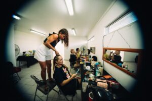 Natalia Valdebenito Instagram - Gracias @corpo_quilicura por hacer posible esto. Por considerar mi trabajo. El teatro se respira en Quilicura y es un HONOR ser parte. Esta es mi segunda vez aquí y quisiera siempre volver. Siempre es igual de inolvidable. El público es maravilloso. Muchas gracias por el respeto y las risas interminables. 

Y este es un gran registro de quién es parte del equipo desde el inicio de todo. Mi querido NIÑO @uunnggaattzz UN SECO 🙌🏻♥️

Gracias @muniquilicura por este regalo de arte y cultura para su gente. Por hacer del verano la fiesta del teatro. Por brindarle a las vecinas y vecinos esta oportunidad que tanto merece. ¡Que siga que siga! 

Gracias equipo. 🙌🏻♥️ 
La primera del año. Sigue la fiesta. 

“ESTO ES UN SECRETO” 🤫🔥