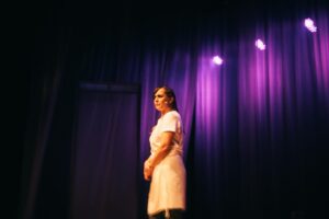 Natalia Valdebenito Instagram - Gracias @corpo_quilicura por hacer posible esto. Por considerar mi trabajo. El teatro se respira en Quilicura y es un HONOR ser parte. Esta es mi segunda vez aquí y quisiera siempre volver. Siempre es igual de inolvidable. El público es maravilloso. Muchas gracias por el respeto y las risas interminables. 

Y este es un gran registro de quién es parte del equipo desde el inicio de todo. Mi querido NIÑO @uunnggaattzz UN SECO 🙌🏻♥️

Gracias @muniquilicura por este regalo de arte y cultura para su gente. Por hacer del verano la fiesta del teatro. Por brindarle a las vecinas y vecinos esta oportunidad que tanto merece. ¡Que siga que siga! 

Gracias equipo. 🙌🏻♥️ 
La primera del año. Sigue la fiesta. 

“ESTO ES UN SECRETO” 🤫🔥
