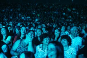Natalia Valdebenito Instagram - Gracias @corpo_quilicura por hacer posible esto. Por considerar mi trabajo. El teatro se respira en Quilicura y es un HONOR ser parte. Esta es mi segunda vez aquí y quisiera siempre volver. Siempre es igual de inolvidable. El público es maravilloso. Muchas gracias por el respeto y las risas interminables. 

Y este es un gran registro de quién es parte del equipo desde el inicio de todo. Mi querido NIÑO @uunnggaattzz UN SECO 🙌🏻♥️

Gracias @muniquilicura por este regalo de arte y cultura para su gente. Por hacer del verano la fiesta del teatro. Por brindarle a las vecinas y vecinos esta oportunidad que tanto merece. ¡Que siga que siga! 

Gracias equipo. 🙌🏻♥️ 
La primera del año. Sigue la fiesta. 

“ESTO ES UN SECRETO” 🤫🔥