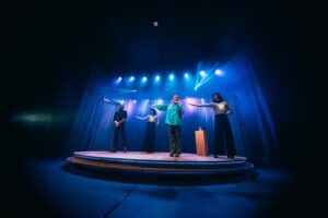 Natalia Valdebenito Instagram - Gracias @corpo_quilicura por hacer posible esto. Por considerar mi trabajo. El teatro se respira en Quilicura y es un HONOR ser parte. Esta es mi segunda vez aquí y quisiera siempre volver. Siempre es igual de inolvidable. El público es maravilloso. Muchas gracias por el respeto y las risas interminables. 

Y este es un gran registro de quién es parte del equipo desde el inicio de todo. Mi querido NIÑO @uunnggaattzz UN SECO 🙌🏻♥️

Gracias @muniquilicura por este regalo de arte y cultura para su gente. Por hacer del verano la fiesta del teatro. Por brindarle a las vecinas y vecinos esta oportunidad que tanto merece. ¡Que siga que siga! 

Gracias equipo. 🙌🏻♥️ 
La primera del año. Sigue la fiesta. 

“ESTO ES UN SECRETO” 🤫🔥