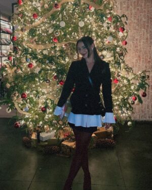 Natalie Peterson Instagram - Thank you everyone for all of the birthday wishes yesterday I felt so loved ❤️🤍 Excited to see what 27 has in store! 

#birthday #grateful #christmas #celebration #nyc #newyork