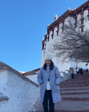 Natalie Tong Instagram - 有時候
你記憶中的事情越少
每件事在你心中迴蕩的空間就越多
有時只有保持外出旅行的短暫
才能讓內心產生的心靈旅程迴響一生
🌳🌳🌳

#願西藏平安
#大家放心我已回到香港
#NT