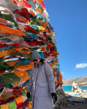 Natalie Tong Instagram - 2024年的最後9天
終踏上西藏朝聖之路

從成都去林芝 再由林芝坐車入拉薩
睡了一整天 調整身體 
第一次出現高山反應 
立即吸氧氣 多喝水 
症狀就緩和了

然後出發最難去的地方
在離西藏大約三四個小時車程
的一個寺廟 

我們攀過兩個5千海拔的山
經過一個小村莊
由於沿路什麼都沒有
所以領隊安排了一架餐車
我們一邊看著
喜馬拉雅山山脈
雪域聖湖 羊湖
一邊享受我們簡單的午餐
然後看着這些美景
妳會感到自己是多麽渺小

另一個寺廟
在4千海拔
我已經沒有再出現高原反應
背上氧氣瓶
大概用了45分鐘上山
又再一次俾眼前嘅美景所震撼

今次西藏是一次靈魂之旅
在這裏
我找到了內心的平靜
學習慈悲 感恩 同 敬畏之心
感受到了與大自然相融的愉悅
然而這片土地的真實感受
是無法用言語完全表達的
只有親自踏足
才能領悟到

12月嘅西藏真的好凍
感謝 @aiglehongkong 嘅支持
令我可以由頭暖到落腳
4層衣服夠晒數
0下都唔怕
🥰🥰🥰

#西藏 
#NT