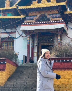 Natalie Tong Instagram - 2024年的最後9天
終踏上西藏朝聖之路

從成都去林芝 再由林芝坐車入拉薩
睡了一整天 調整身體 
第一次出現高山反應 
立即吸氧氣 多喝水 
症狀就緩和了

然後出發最難去的地方
在離西藏大約三四個小時車程
的一個寺廟 

我們攀過兩個5千海拔的山
經過一個小村莊
由於沿路什麼都沒有
所以領隊安排了一架餐車
我們一邊看著
喜馬拉雅山山脈
雪域聖湖 羊湖
一邊享受我們簡單的午餐
然後看着這些美景
妳會感到自己是多麽渺小

另一個寺廟
在4千海拔
我已經沒有再出現高原反應
背上氧氣瓶
大概用了45分鐘上山
又再一次俾眼前嘅美景所震撼

今次西藏是一次靈魂之旅
在這裏
我找到了內心的平靜
學習慈悲 感恩 同 敬畏之心
感受到了與大自然相融的愉悅
然而這片土地的真實感受
是無法用言語完全表達的
只有親自踏足
才能領悟到

12月嘅西藏真的好凍
感謝 @aiglehongkong 嘅支持
令我可以由頭暖到落腳
4層衣服夠晒數
0下都唔怕
🥰🥰🥰

#西藏 
#NT