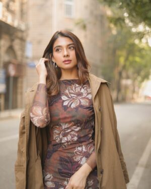 Natasha Bharadwaj Instagram - Whispers of winter kisses!🤎

📸 @iam_rajinamdar