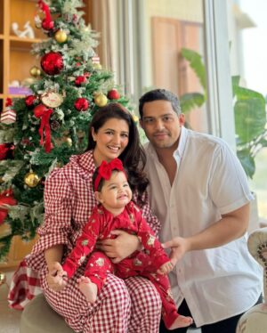 Natasha Luthra Instagram - First christmas as a family of three ♥️ Just soaking in all the love & giggles 🤭🥹! Merry Christmas everyone 🤗✨