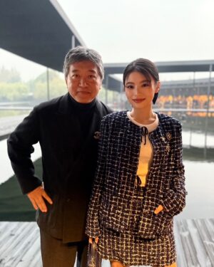 Natsuki Deguchi Instagram - 杭州に行ってきました！
すごく幻想的で素敵時間でした。

安藤さんと是枝監督と💙

#CHANELMetiersdArt