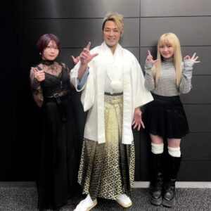 Natsumi Maki Instagram - 1.2羽田空港サイン会、ありがとうございました👌
袴姿の棚橋社長とお写真を撮っていただきました〜！！！
白の袴姿がめっちゃくちゃ素敵でした✨

1/2からたくさんの方が会いにきてくれて、
新年のご挨拶したり意気込み言ったり聞いたりしてたら、より気合いが入りました！！
2025年はなつぽい凄い年になりそうです✨✨

早速明日1.3東京ガーデンシアターでの試合。
気合い入れて参ります！！！！

#natsupoi #なつぽい #stardom