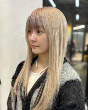 Natsumi Maki Instagram - 年内ラストの美容院をハシゴ🪜

12.29に向けてのヘアカラーは、ベースも少しベージュをいれて、前髪にインナーカラーで茶色を入れてもらいました✨

めっちゃお気に入り♡

カットカラー @hitoshi0825 さん！
エクステ　@yuhouse_yamashiro さん！

今年もありがとうございました✨
2025年はどんなカラーにしようかなぁ〜

#natsupoi #なつぽい #stardom