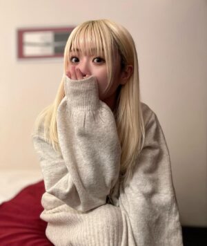 Natsumi Maki Instagram - 鼻詰まって苦しい〜🤧
あったかい格好して寝ようね！！！

チクチクしない、もちもちなニットが好き🤍🤍

👗 @momentplus.official 
#momentplus #pr #ニットワンピ #ニットコーデ #冬ニット