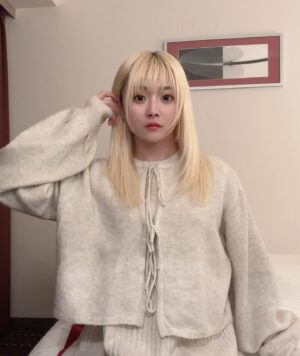 Natsumi Maki Instagram - 鼻詰まって苦しい〜🤧
あったかい格好して寝ようね！！！

チクチクしない、もちもちなニットが好き🤍🤍

👗 @momentplus.official 
#momentplus #pr #ニットワンピ #ニットコーデ #冬ニット
