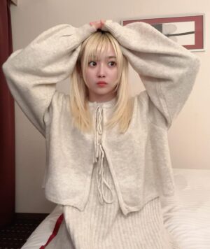 Natsumi Maki Instagram - 鼻詰まって苦しい〜🤧
あったかい格好して寝ようね！！！

チクチクしない、もちもちなニットが好き🤍🤍

👗 @momentplus.official 
#momentplus #pr #ニットワンピ #ニットコーデ #冬ニット
