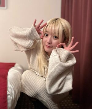 Natsumi Maki Instagram - 鼻詰まって苦しい〜🤧
あったかい格好して寝ようね！！！

チクチクしない、もちもちなニットが好き🤍🤍

👗 @momentplus.official 
#momentplus #pr #ニットワンピ #ニットコーデ #冬ニット