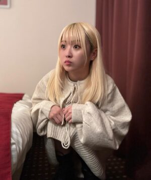 Natsumi Maki Instagram - 鼻詰まって苦しい〜🤧
あったかい格好して寝ようね！！！

チクチクしない、もちもちなニットが好き🤍🤍

👗 @momentplus.official 
#momentplus #pr #ニットワンピ #ニットコーデ #冬ニット