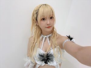 Natsumi Maki Instagram - このコスチュームお気に入りなんだよね〜🤍
思い入れもある大切なコスチューム！！！

#natsupoi #なつぽい #スターダム #stardom