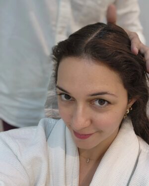 Nauheed Cyrusi Instagram - Is the 15 step korean scalp treatment worth it? YES @thepreserveclinic does it ..It costs around 10k but you can call the clinic for packages & it is incredibly relaxing too! It involves cleansing of your scalp so inturn better absorption & also as a bonus you get a killer lymphatic drainage massage too! 10/10 would recommend!
#hairspa #korean #koreanhairspa #hair #hairhealth #wellness #love #gratitude #grateful