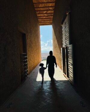 Nawell Madani Instagram - Cette année, j’ai tout vécu. Des galères, des départs d’amis, mais aussi des moments incroyables : des salles pleines, des standing ovations qui m’ont fait vibrer.

Mais 2024 m’a aussi fait réfléchir. J’ai perdu des proches partis trop tôt, trop vite. J’ai vu des amis se battre contre des cancers qui frappent de plus en plus jeunes. Et partout autour, des témoignages de souffrance : des gens qui n’arrivent pas à avoir d’enfants, qui traversent des épreuves silencieuses.

Et puis il y a ces images, ces témoignages: des guerres, des injustices. Le 7 octobre a divisé beaucoup de gens. Il y a encore des otages. Et une Palestine qui vit sous des bombardements incessants. Chaque jour, des familles disparaissent.Les vidéos circulent, elles nous hantent, mais elles nous obligent aussi à ouvrir les yeux.

Et ce n’est pas qu’en Palestine. Je pense aussi aux Ouïghours, au Congo, et à tant d’autres peuples qui souffrent dans l’indifférence. On ne peut plus faire semblant de ne pas voir. Être informé, c’est bien, mais c’est lourd. Ça nous rappelle que le monde est fragile… et nous tellement impuissants.

Face à tout cela, je me dis qu’il est essentiel de garder l’espoir vivant. Un espoir simple, mais puissant : celui que la lumière finit toujours par percer l’obscurité, même là où elle semble absente. Continuons à tendre la main, à éveiller les consciences, à ne pas détourner les yeux.

Cette année, j’ai décidé de m’entourer de gens vrais : bienveillants, intègres, passionnés. Des personnes qui respectent ce métier, qui aiment les artistes, qui avancent avec honnêteté. Moins nombreux peut-être, mais essentiels.

2025, je continue sur cette lancée : bosser dans l’écoute et surtout kiffer chaque étape. Parce que si c’est pas fun, c’est mort.

Alors bonne année, une bonne santé et comme je le dis toujours, LE RESTE ON IRA LE CHERCHER! 

Hâte de reprendre la tournée, de traverser les villes, les routes, les frontières et de continuer à vous retrouver, vous, qui me donnez tant de Love.