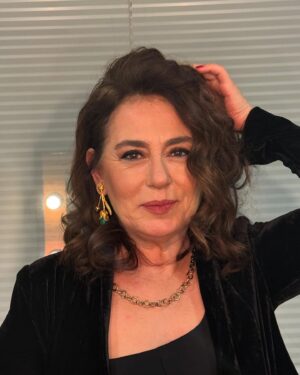 Nazan Kesal Instagram - Bir düzine fotograf👆🏾eşliğinde "unutmadan"erken yeni yıl mesajı;
2025 
Barışın,
Adaletin
,Özgürlüğün yılı olsun🙏
İyi kalpliler! iyiliğe yol alanlar!💕
Yeni yılınız kutlu olsun..💐
Gönlünüzce  bir yıl olsun👋🏾
2025 yaz planınızda @urladam_ da olsun🥰