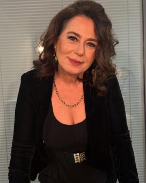 Nazan Kesal Instagram - Bir düzine fotograf👆🏾eşliğinde "unutmadan"erken yeni yıl mesajı;
2025 
Barışın,
Adaletin
,Özgürlüğün yılı olsun🙏
İyi kalpliler! iyiliğe yol alanlar!💕
Yeni yılınız kutlu olsun..💐
Gönlünüzce  bir yıl olsun👋🏾
2025 yaz planınızda @urladam_ da olsun🥰