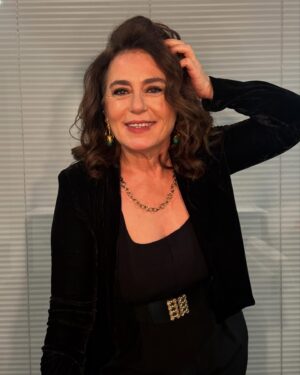 Nazan Kesal Instagram - Bir düzine fotograf👆🏾eşliğinde "unutmadan"erken yeni yıl mesajı;
2025 
Barışın,
Adaletin
,Özgürlüğün yılı olsun🙏
İyi kalpliler! iyiliğe yol alanlar!💕
Yeni yılınız kutlu olsun..💐
Gönlünüzce  bir yıl olsun👋🏾
2025 yaz planınızda @urladam_ da olsun🥰