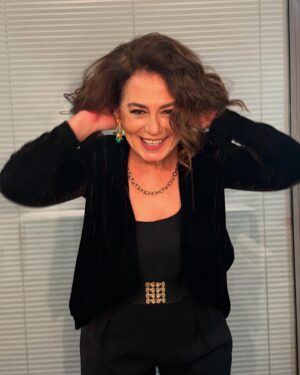Nazan Kesal Instagram - Bir düzine fotograf👆🏾eşliğinde "unutmadan"erken yeni yıl mesajı;
2025 
Barışın,
Adaletin
,Özgürlüğün yılı olsun🙏
İyi kalpliler! iyiliğe yol alanlar!💕
Yeni yılınız kutlu olsun..💐
Gönlünüzce  bir yıl olsun👋🏾
2025 yaz planınızda @urladam_ da olsun🥰