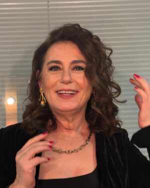 Nazan Kesal Instagram - Bir düzine fotograf👆🏾eşliğinde "unutmadan"erken yeni yıl mesajı;
2025 
Barışın,
Adaletin
,Özgürlüğün yılı olsun🙏
İyi kalpliler! iyiliğe yol alanlar!💕
Yeni yılınız kutlu olsun..💐
Gönlünüzce  bir yıl olsun👋🏾
2025 yaz planınızda @urladam_ da olsun🥰