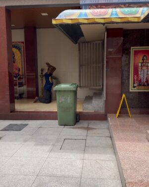 Nazanin Amiri Instagram - “Sri Maha Mariamman”Hindu temple in Malaysia (part2)
My Hindu friends please support your religion by adding this post to your story 🌹
@nazaninamiri_official 
#hindu #temple