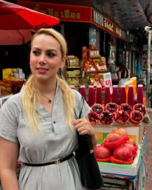 Nazanin Amiri Instagram - China town in Bangkok Thailand 🇹🇭 (part 1 )
@nazaninamiri_official 
#thailand #chinatown #bangkok