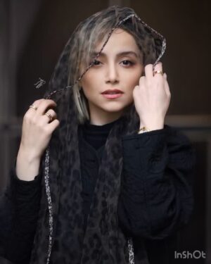Nazanin Bayati Instagram - …🍁🍁 
.
.
#سعدی_در_روسیه 
.
.

.
@shakiba.haircolor ❤️دوست قدیمی با معرفت 💄🎨