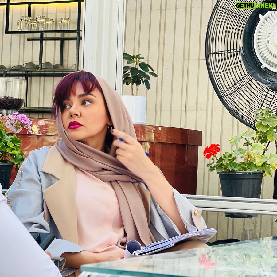 Neda Ghasemi - 55.8K Likes - .
درست موقعی که همه چیز بهم ریخته و کَجو مَعْوَجه و من حواسم نیست غافلگیرم میکنی، و انقدر عجیب و پیچیده پیش میری که هیچ ایده ای برای …حرکت بعدیت ندارم و این جذاب ترین ویژگی توعه
من اینجام دارم نگات میکنم
پ.ن: عکس رو از پشت صحنه سینمایی روز سرخ ، ایمان گرفت
📸: @i.ehtesham71