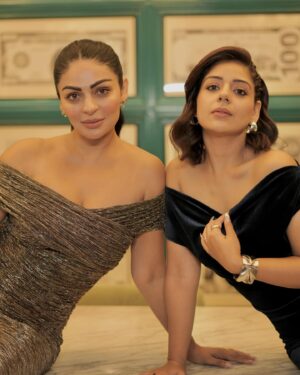 Neeru Bajwa Instagram - @taniazworld we made a good film 😊🙌 you are the reason for it, I loved working with you ! Who says actresses can’t get along 🥊 Our writer @jagdeepsidhu3 thank you for this beautiful story 🙏Long live #punjabindustry 

Phaphe -Kuttniyan May 9,2025 💥