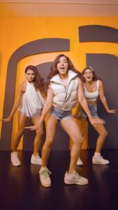 Singer Neeti Mohan HD Photos and Wallpapers December 2024