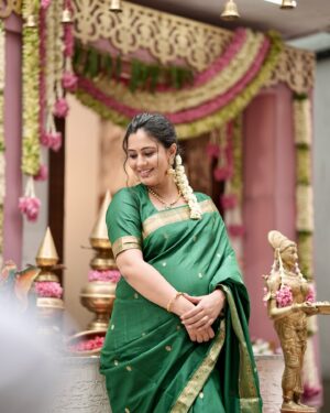 Neha Gowda Instagram - Snapshots from “ನಮ್ಮನೆ ಗೃಹಪ್ರವೇಶ”

PC - @candids_by_umesh  @umesh__photography___ 
Blouse - @likitha_suresh_ 
Hairstylist- @hairbyshilparaju 

#ನಮ್ಮನೆ #housewarming #snaps #photodump #green #sareelove