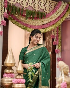 Neha Gowda Instagram - Snapshots from “ನಮ್ಮನೆ ಗೃಹಪ್ರವೇಶ”

PC - @candids_by_umesh  @umesh__photography___ 
Blouse - @likitha_suresh_ 
Hairstylist- @hairbyshilparaju 

#ನಮ್ಮನೆ #housewarming #snaps #photodump #green #sareelove