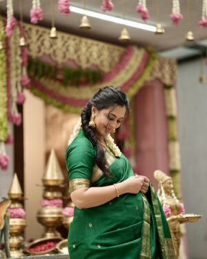 Neha Gowda Instagram - Snapshots from “ನಮ್ಮನೆ ಗೃಹಪ್ರವೇಶ”

PC - @candids_by_umesh  @umesh__photography___ 
Blouse - @likitha_suresh_ 
Hairstylist- @hairbyshilparaju 

#ನಮ್ಮನೆ #housewarming #snaps #photodump #green #sareelove