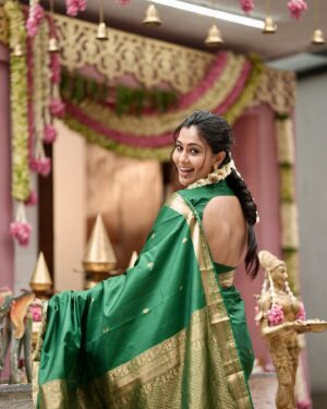 Neha Gowda Instagram - Snapshots from “ನಮ್ಮನೆ ಗೃಹಪ್ರವೇಶ”

PC - @candids_by_umesh  @umesh__photography___ 
Blouse - @likitha_suresh_ 
Hairstylist- @hairbyshilparaju 

#ನಮ್ಮನೆ #housewarming #snaps #photodump #green #sareelove