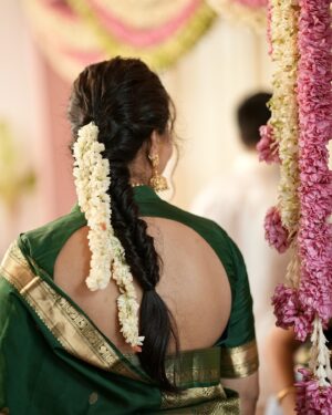 Neha Gowda Instagram - Snapshots from “ನಮ್ಮನೆ ಗೃಹಪ್ರವೇಶ”

PC - @candids_by_umesh  @umesh__photography___ 
Blouse - @likitha_suresh_ 
Hairstylist- @hairbyshilparaju 

#ನಮ್ಮನೆ #housewarming #snaps #photodump #green #sareelove